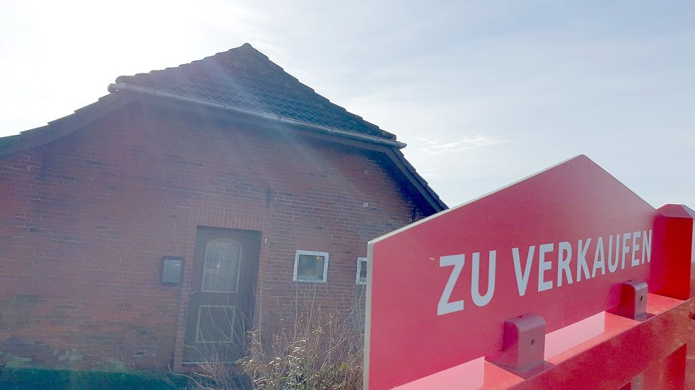 In der Gemeinde Jemgum gibt es viele Altimmobilien, die zum Verkauf stehen. Mit einem Programm will man jungen Familien den Kauf und die Sanierung alter Häuser schmackhaft machen. Foto: Gettkowski