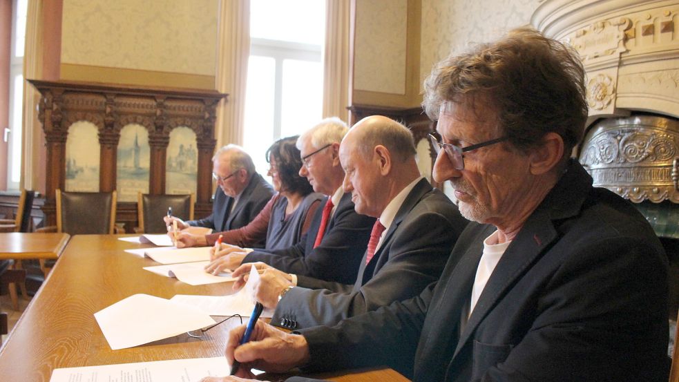 Im Wittmunder Kreishaus wurde am Montag die Vereinbarung der politischen Mehrheitsgruppe im neuen Kreistag unterschrieben. Foto: Oltmanns