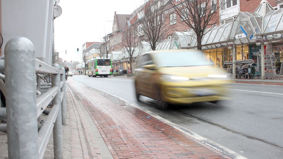 Das war einmal: Bis zum Sommer 2019 konnten Autos die Neutorstraße zwischen dem Rathausplatz und den Neutor-Arkaden noch in beide Richtungen befahren. Foto: M. Alberts/Archiv