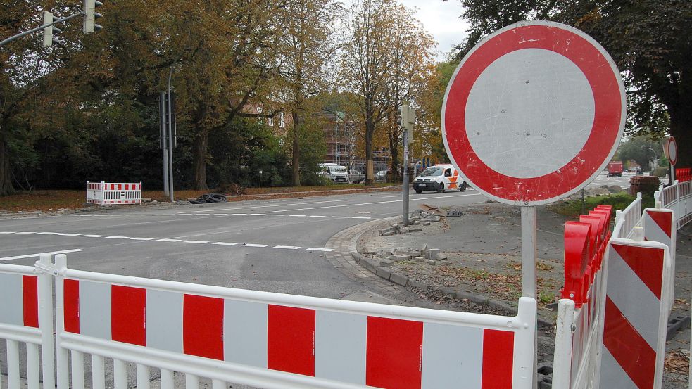 Die Julianenburger Straße ist weiterhin gesperrt, aber nicht mehr auf voller Länge. Foto: Luppen