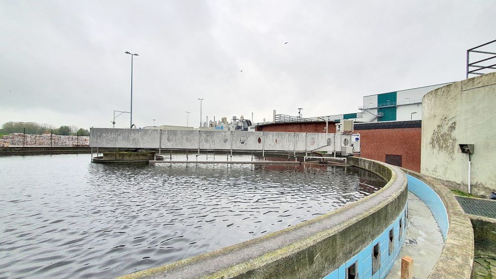 Derzeit durchläuft das Abwasser die drei Belebungsbecken gleichzeitig. Das Verfahren soll umgestellt werden und die Anlage leistungsfähiger machen. Foto: Gettkowski