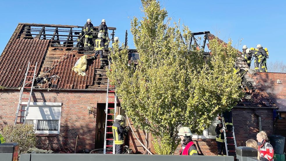 Das Dach eines Wohnhauses in Südbrookmerland stand in Vollbrand. Foto: Boschbach