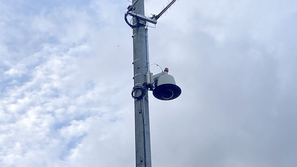 Die Kamera am Flutlichtmast überträgt voll automatisiert die Spiele.