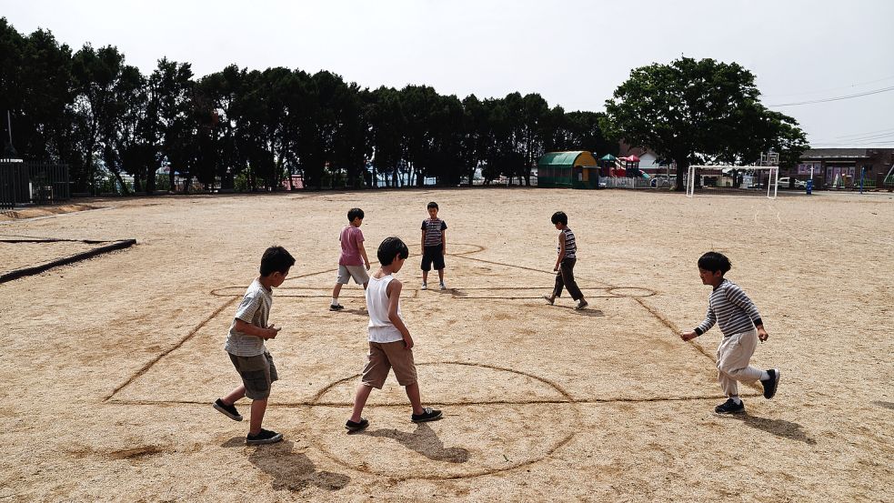 Ein weiteres Kinderspiel, das in der koreanischen Serie eine Rolle spielt, nennt sich wie die Serie selbst "Squid Game" – das Tintenfischspiel.