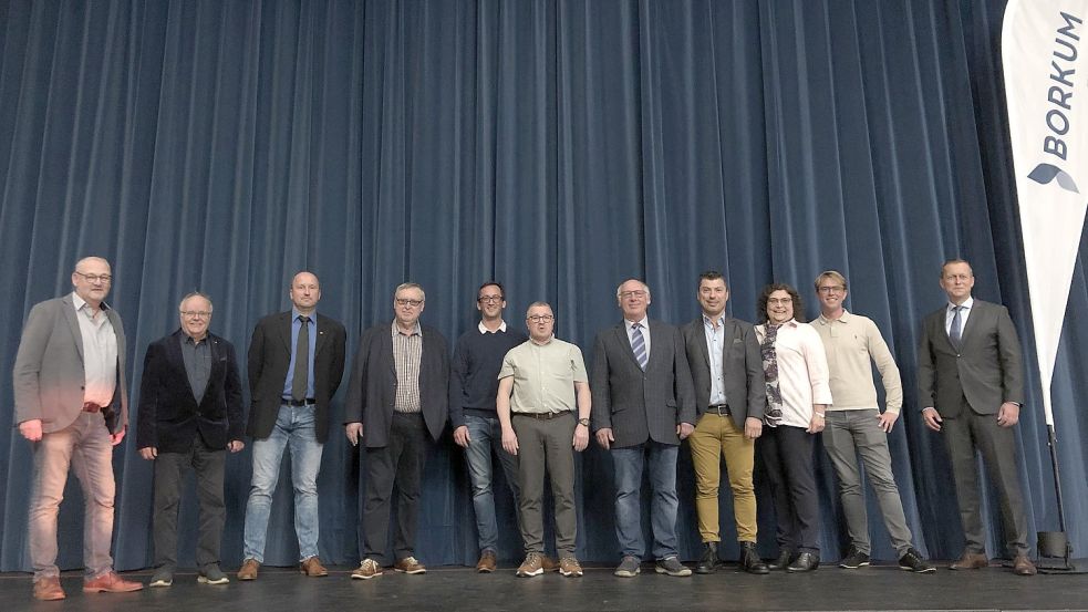 Die scheidenden Ratsmitglieder des Borkumer Stadtrats mit Bürgermeister Jürgen Akkermann (rechts). Foto: Kraft