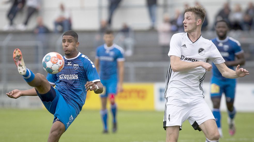 Das Hinspiel zwischen Kickers Emden (links Darlin van der Werff) und dem SC Spelle-Venhaus endete nach einem späten SC-Tor 1:1. Foto: Doden