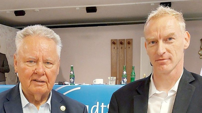 Der ehemalige und der neue Vorsitzende des Emder Stadtsportbunds: Peter Bartsch (rechts) nimmt in Zukunft die Rolle von Hans-Jürgen Wehmhörner ein. Foto: Hanssen
