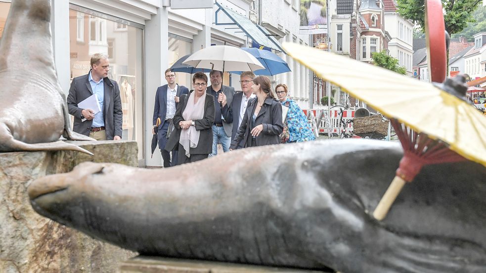 Europaministerin Birgit Honé hatte im Juli Aurich besucht und sich die Innenstadt angeschaut. Ihr Ministerium hat über die Vergabe der Fördergelder entschieden. Foto: Archiv/Ortgies