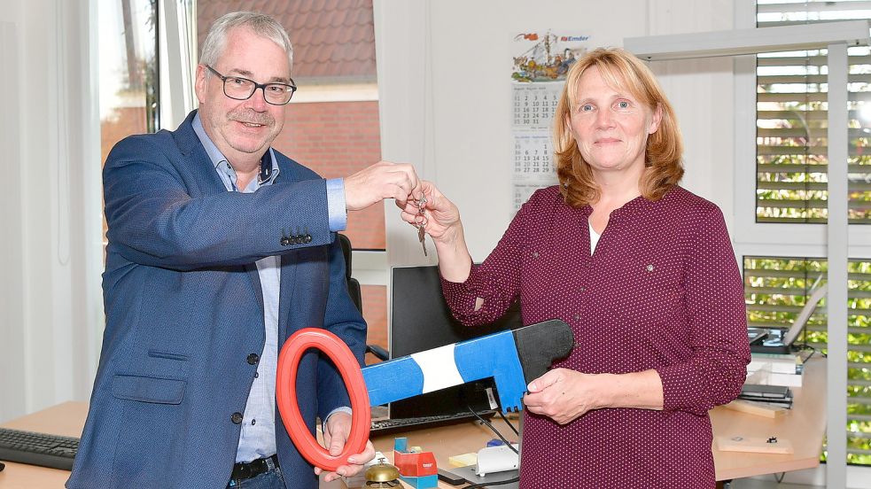 Der ehemalige Bürgermeister Frank Baumann überreicht den Schlüssel an Hilke Looden. Foto: Wagenaar