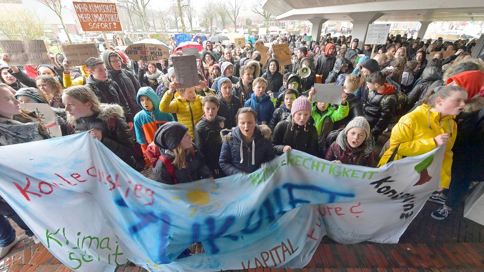 Das Thema Klimaschutz bewegt in Aurich viele Menschen. Das Foto zeigt eine Demo der Fridays-for-Future-Bewegung im März 2019. Foto: Archiv/Ortgies