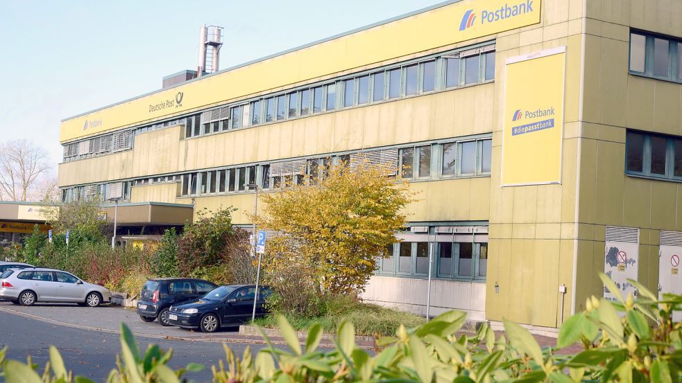 Die Filiale der Postbank schließt endgültig. Das hat auch Folgen für den Schalter der Deutschen Post. Damit Kunden ihre Briefe und Pakete weiterhin persönlich abgeben können, soll nach einer Lösung in der Nachbarschaft gesucht werden. Foto: F. Doden