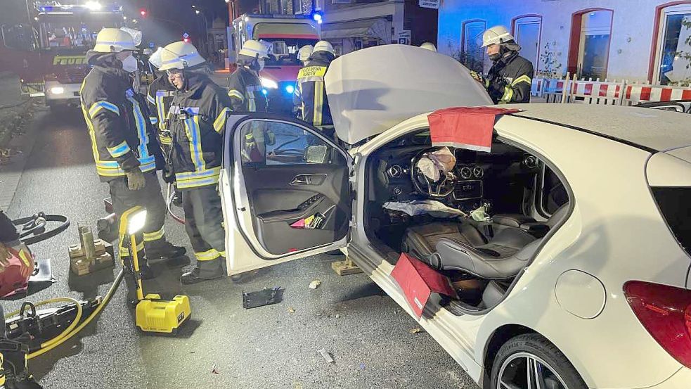 Mit einem Spreizer entfernte die Feuerwehr die Hintertür des verunglückten Autos. Dadurch konnten die Einsatzkräfte die Fahrerin schonend herausholen und in einen Krankenwagen transportieren. Foto: Feuerwehr Norden