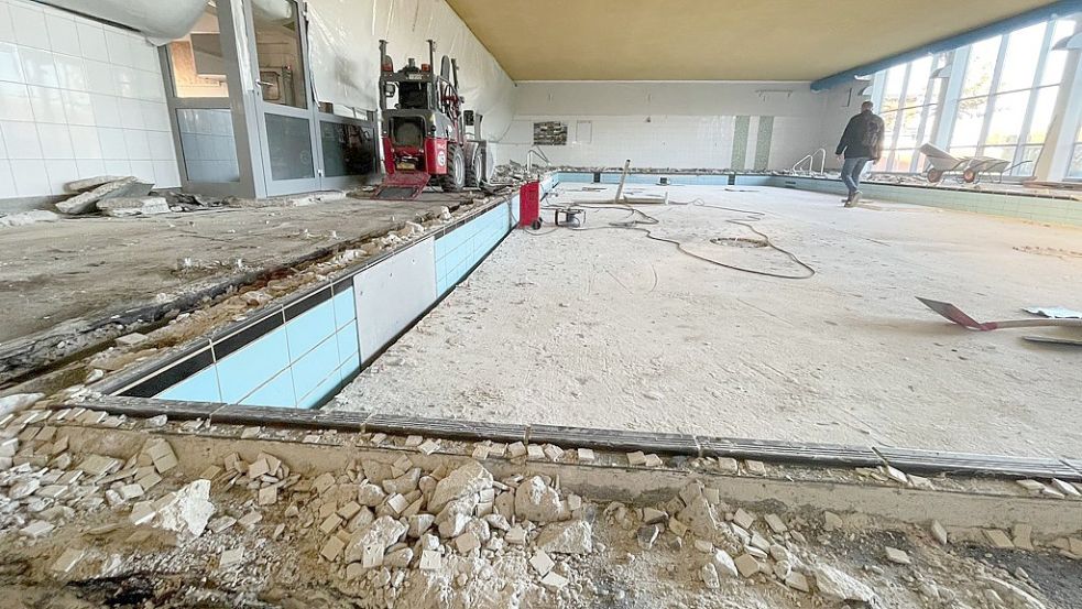 Das ganze Schwimmbecken und dessen Hubanlage sollen saniert werden. Es stehen auch noch weitere Arbeiten an.