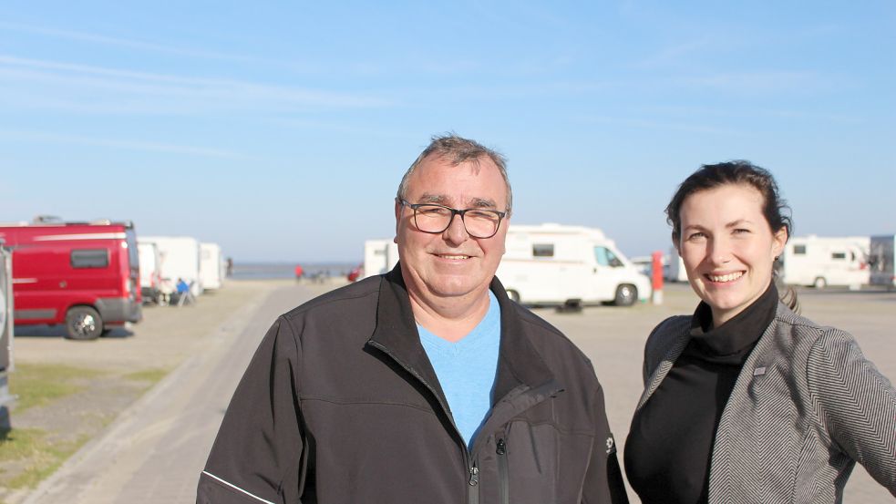 Bernhard Theesfeld leitet den Campingplatz in Bensersiel, Claudia Eilts ist Geschäftsführerin der Esens-Bensersiel Tourismus GmbH. Foto: Oltmanns