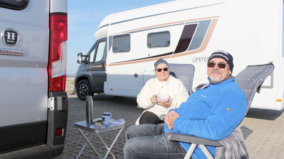 Marion und Uwe Barkhof aus Duisburg campen am Stand von Bensersiel. Foto: Oltmanns