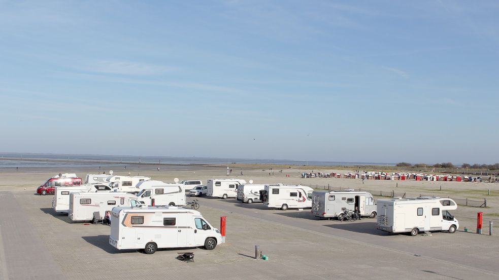 Auf diesen 32 Stellplätzen in Bensersiel können Camper den ganzen Winter direkt am Meer stehen. Foto: Oltmanns