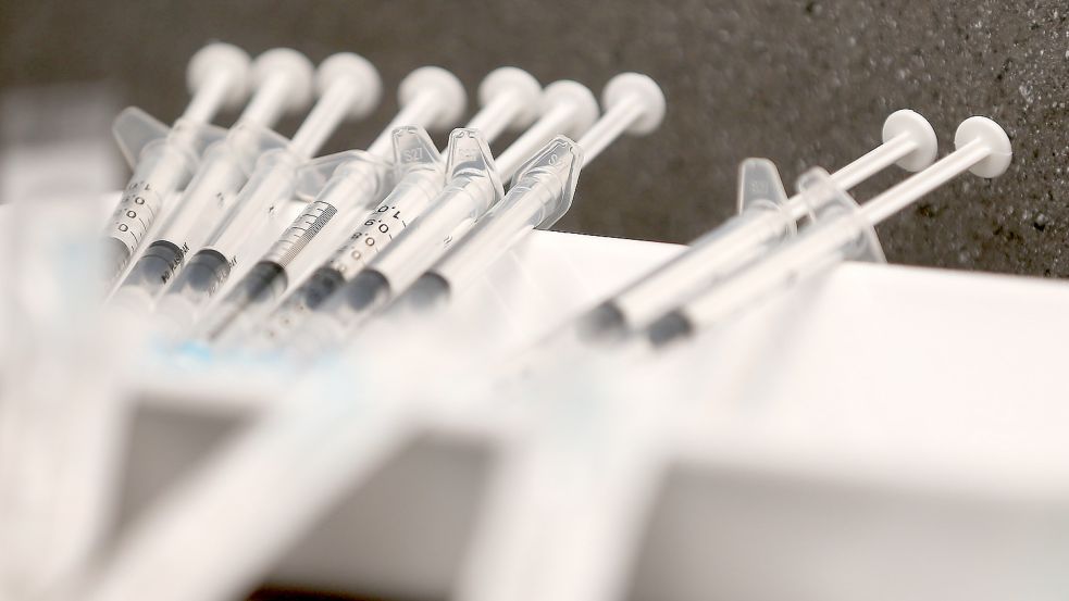 Sowohl die Arztpraxen als auch die mobilen Teams müssen aktuell Impfstoff mit einem 14-tägigen Vorlauf bestellen, ohne zu wissen, wie hoch der Bedarf zwei Wochen später wirklich sein wird. Foto: Young/DPA