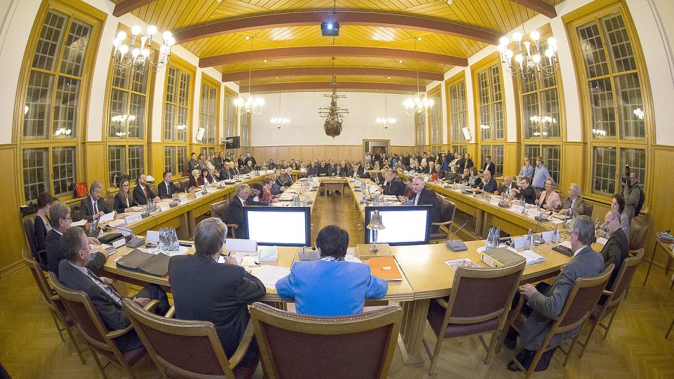 Die letzte konstituierende Ratssitzung in Emden fand 2016 statt. An diesem Donnerstag könnte es bei der aktuellen Sitzung in der Nordseehalle explosiv werden. Foto: Archiv/J. Doden