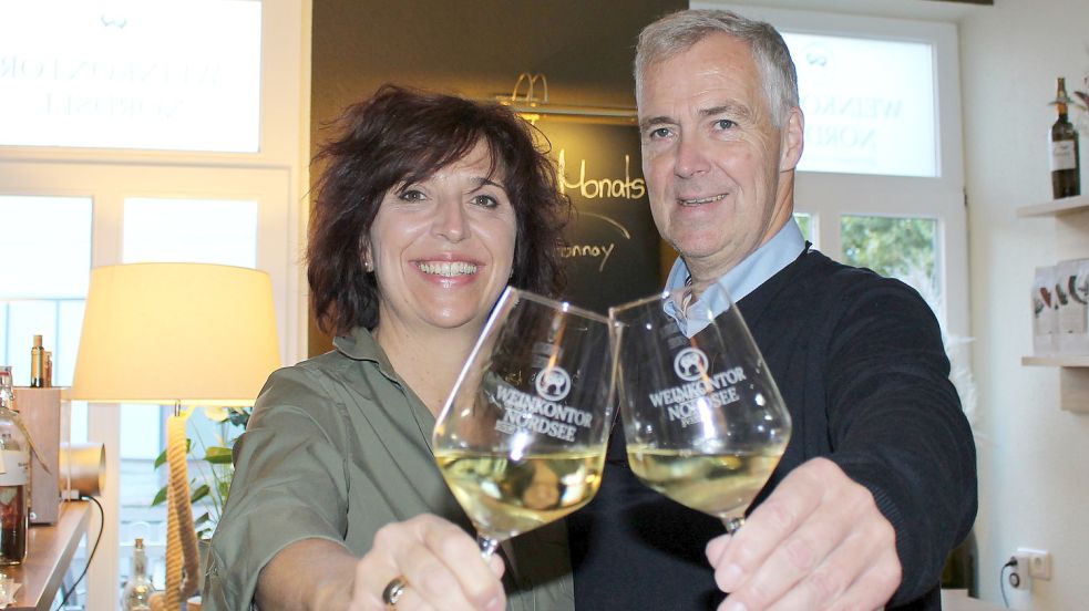 Monika und Hero Janßen in ihrem Weinkontor in Esens. Foto: Oltmanns