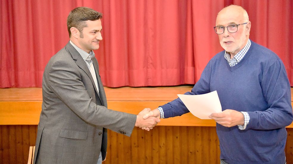 Altersvorsitzender Friedrich Möller (rechts) vereidigte Samtgemeindebürgermeister Christoph Busboom. Foto: Stromann