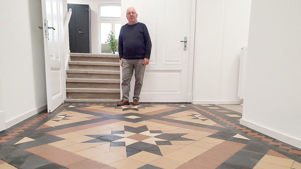 Hinrich Winterboer steht vorm Aufgang zur sogenannten „Upkamer“ – ein typisches Merkmal vieler historischer Gulfhöfe. Foto: Gettkowski