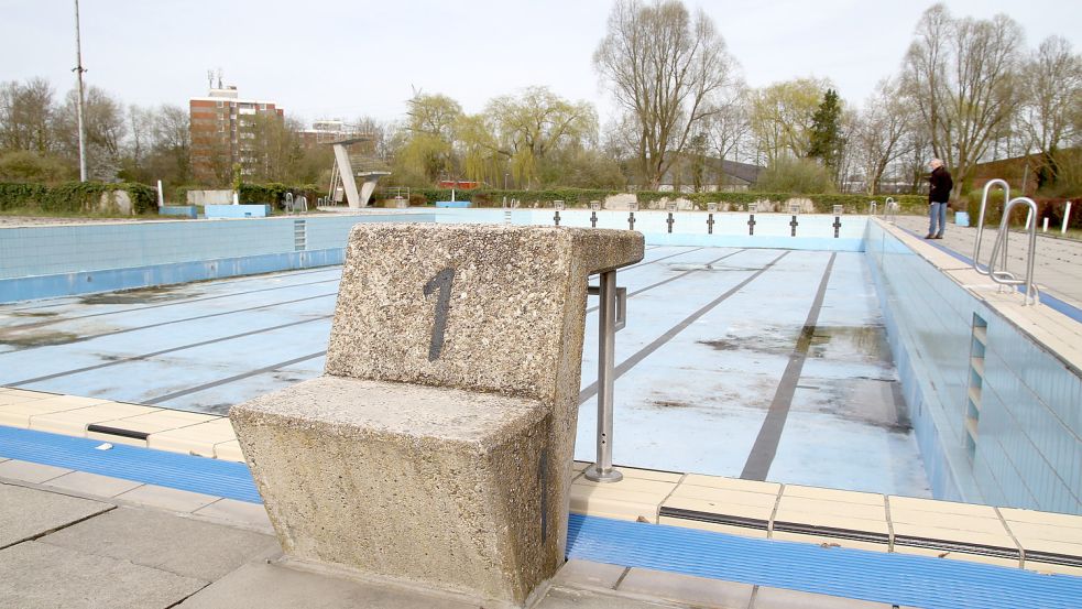 Das Freibad Borssum kann seit Jahren nicht genutzt werden, die Anlage muss aufwendig saniert werden. Die Stadt sucht Firmen, die die Rohbauarbeiten zu einem akzeptablen Preis erledigen wollen. Foto: Päschel/Archiv
