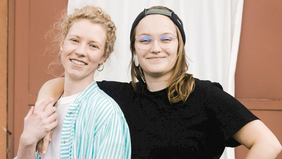 Die beiden jungen Frauen Julia Machmer (links) und Tara Lipinski haben Dildos aus Keramik entworfen. Foto: Carlotta Lipka