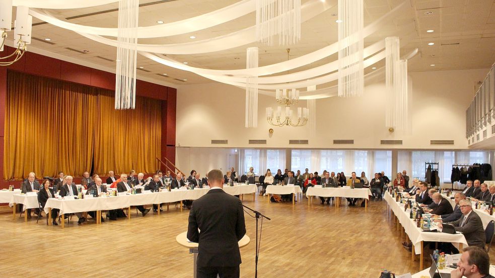 Wittmunds Landrat Holger Heymann (stehend) belehrte die Mitglieder des neuen Kreistags über ihre Pflichten. Foto: Oltmanns