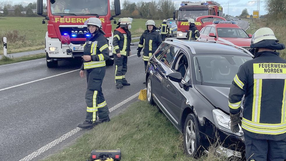 Die Feuerwehr musste den Wagen aus dem Graben holen. Bild: Feuerwehr