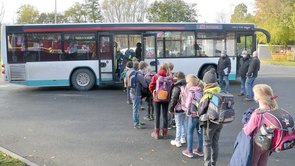 Laut Nicola Brüggemann nutzen in Loppersum etwa 80 bis 85 Kinder den Schulbus. Manche von ihnen müssen stehen. Foto: Hillebrand
