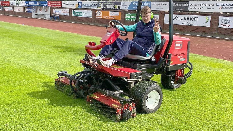 Lohnes Trainer Henning Rießelmann stutzt den Rasen mit dem hochmodernen Ex-Mäher von Werder Bremen immer persönlich. Am Sonntag um 11 Uhr wird er sich noch einmal auf den Mäher setzen. Foto: Privat