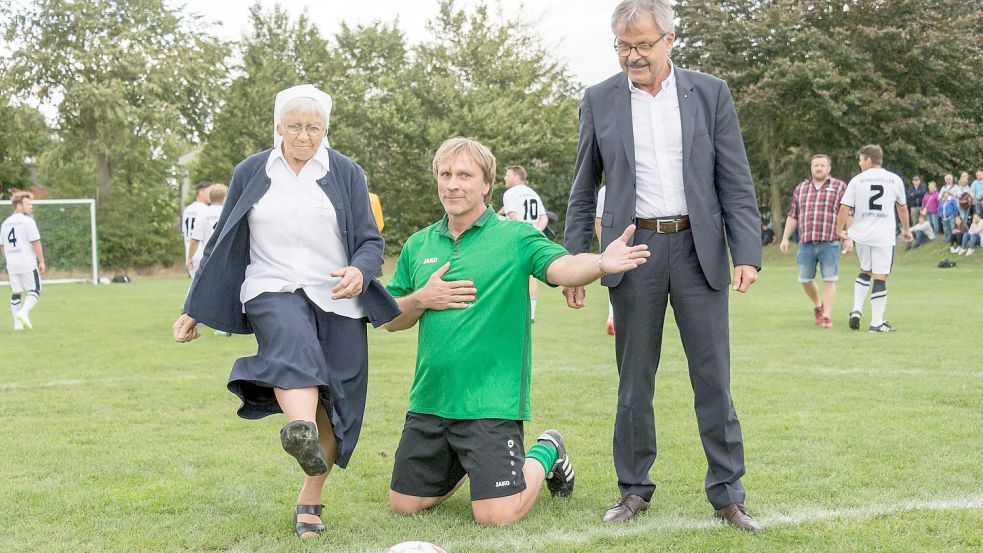 Für jeden Spaß zu haben: Hier kniet Ansgar Brinkmann in Vechta bei einem Benefizspiel vor Ehrenbürgerin Schwester Regina Kuhlmann. Sonntag ist er Co-Kommentator beim Oberliga-Spitzenspiel. Foto: Imago
