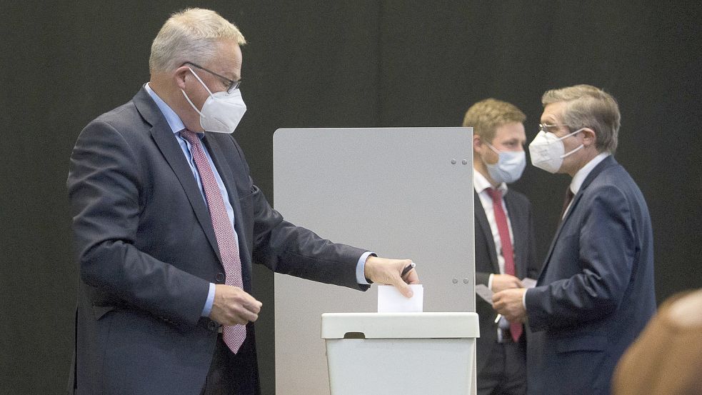 Bernd Gröttrup (CDU) gibt seinen Wahlzettel ab. Weil die Fraktionen nicht einig wurden, mussten etliche Entscheidungen in geheimer Abstimmung fallen. Foto: J. Doden