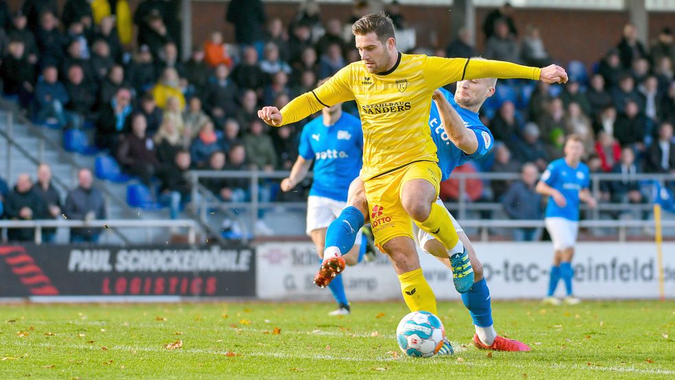 Nur ganz selten konnte sich der BSV Kickers Emden (am Ball Tido Steffens) offensiv in Szene setzen. Foto: Wenzel