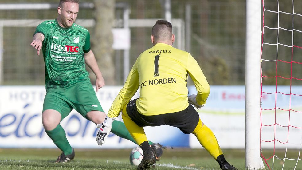 Die Szene vor dem Wallinghausener Führungstor: Ulf Hagena spielt den Ball am Norder Torwart Alexander Bartels vorbei zu Torschütze Bent Bogena. Foto: Doden