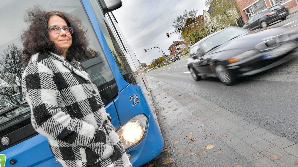 Keine gute Idee: Fahrgäste sollten niemals vor oder hinter einem haltenden Bus über die Straße gehen. Foto: Ortgies