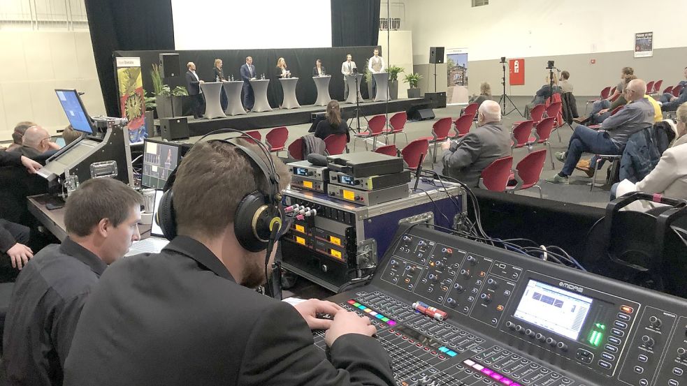 Der Bürgerdialog zum Verkehr in der Innenstadt lief als Präsenzveranstaltung in der Nordseehalle und wurde live ins Internet übertragen. Foto: H. Müller