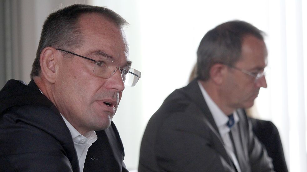 Äußerten sich am Dienstag zum Stand der Transformation im Emder Volkswagen-Werk: Produktionsvorstand Christian Vollmer (links) und Werksleiter Uwe Schwartz. Foto: Alberts