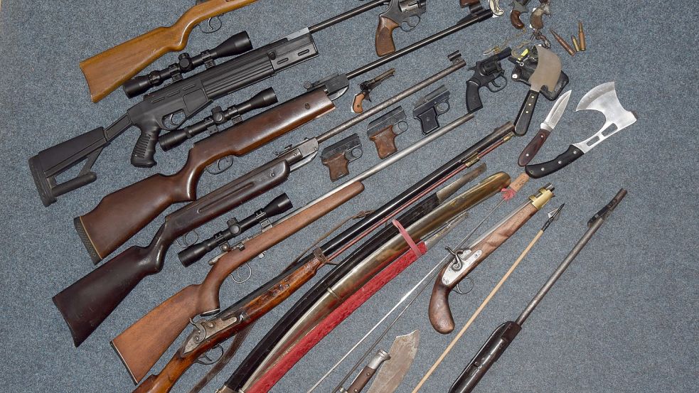 Diese Waffen wurden sichergestellt. Bild: Polizei