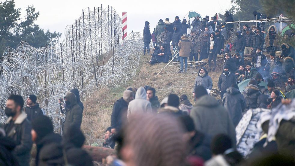 An der Grenze zwischen Polen und Weißrussland stehen tausende Migranten Foto: Viktor Tolochko/Imago
