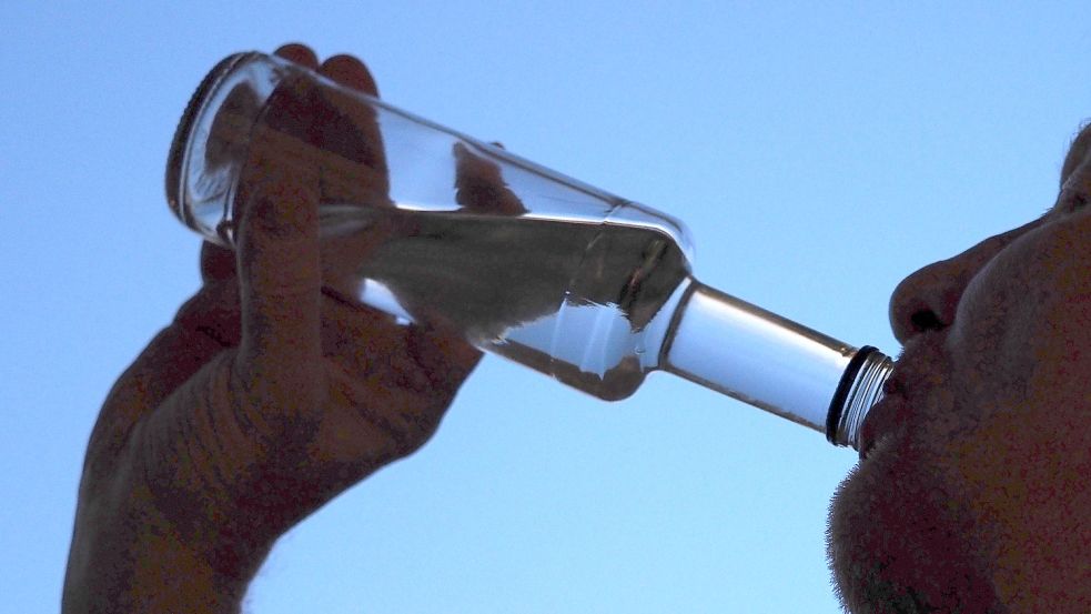 Ein Mann trinkt aus einer Schnapsflasche. Alkohol als legale Droge bleibt für Suchtberatungsstellen nach eigenen Angaben das größte Problem. Foto: Soeren Stache/DPA