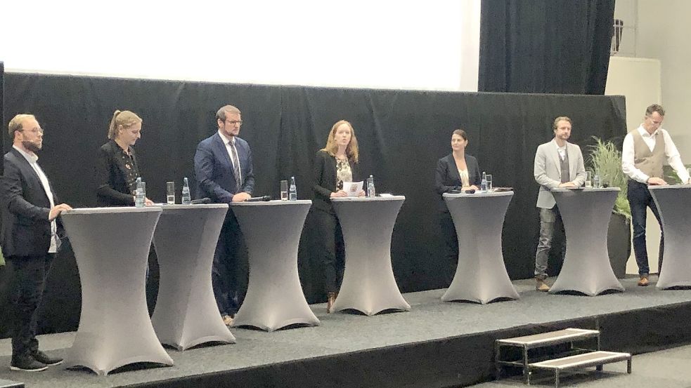Sie standen Rede und Antwort: (von links) Oliver van Grieken (Moderation), Martje Merten, Tim Kruithoff, Theda Eilers (Moderation), Irina Krantz, David Malzahn und Hinrich Post. Fotos. H. Müller