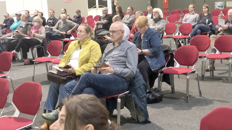 In der Nordseehalle verfolgten am Montagabend knapp 70 Besucherinnen und Besucher den Bürgerdialog.