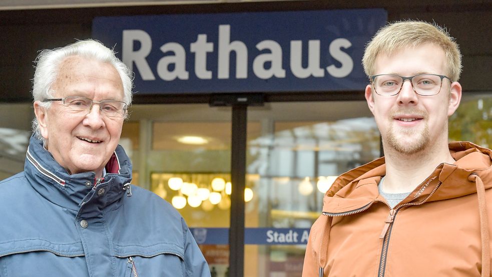 Udo Haßbargen (rechts) – hier mit Hans-Gerd Meyerholz – ist das jüngste Ratsmitglied. Foto: Ortgies