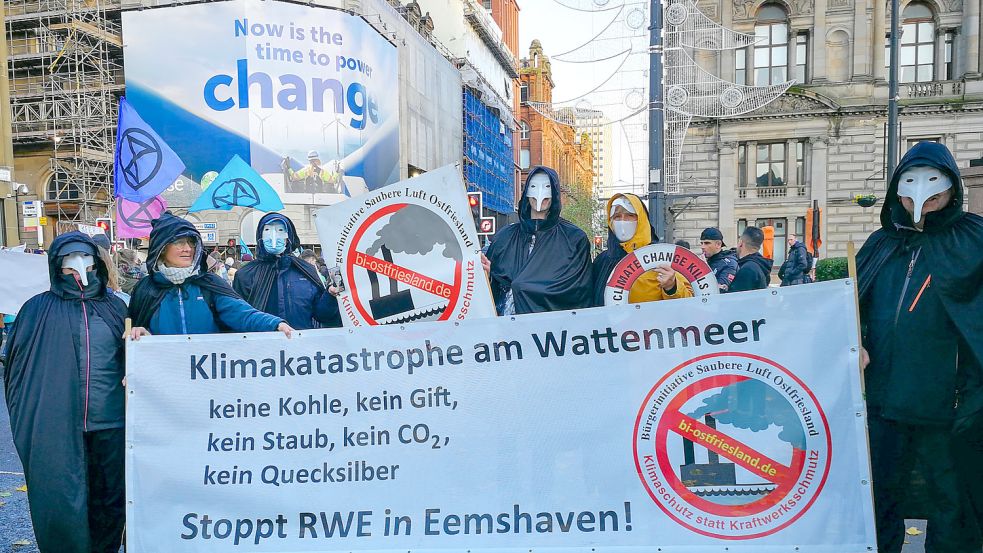 Mitglieder der Bürgerinitiative „Saubere Luft Ostfriesland“ demonstrierten am vergangenen Wochenende in Glasgow. Foto: privat/BI