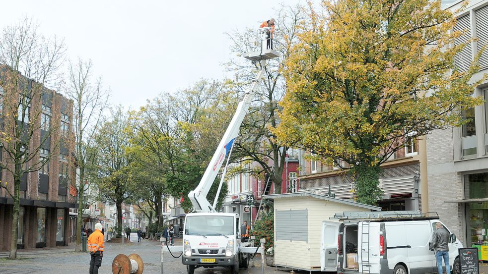 Derzeit wird die Weihnachtsbeleuchtung in der Leeraner Innenstadt aufgehängt. Ab Sonnabendabend wird auch der Weihnachtsmarkt aufgebaut. Foto: Wolters