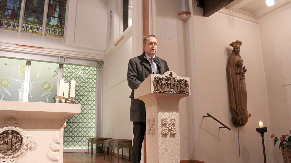 Jürgen Akkermann begrüßte die Gäste der Gedenkfeier in der katholischen Kirche. Foto: Giardina