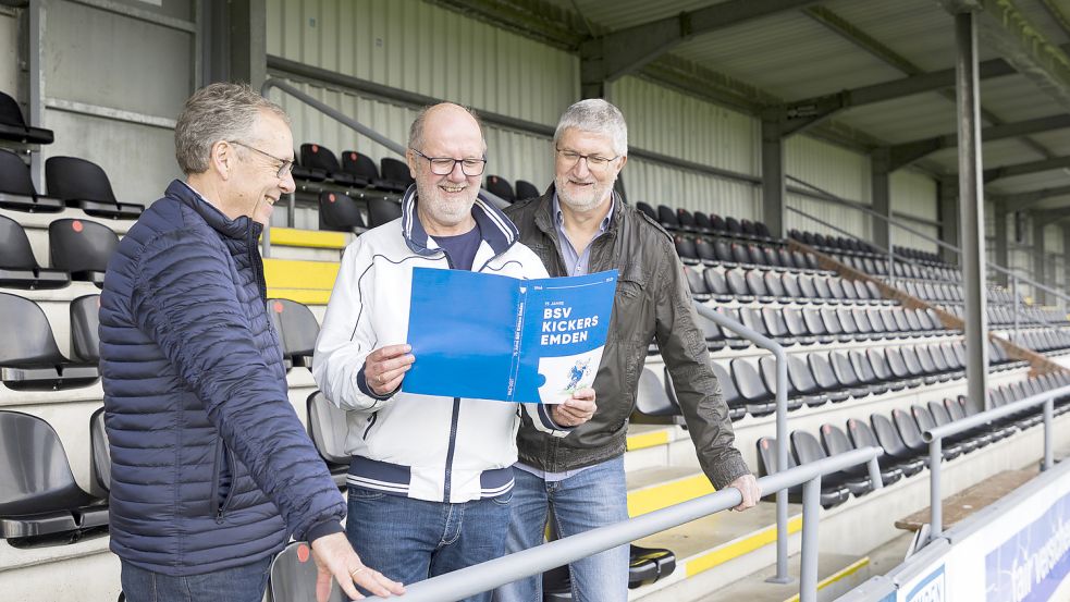 Reiner Bruns (von links), Albert Peters und Horst Groeneweg schauen sich mit Freude das Werk an. Foto: T. Bruns