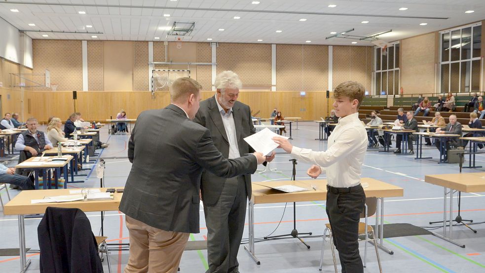 Torben Grünebast (rechts) von der FDP ist mit seinen 19 Jahren das jüngste Ratsmitglied. Fotos: Hillebrand