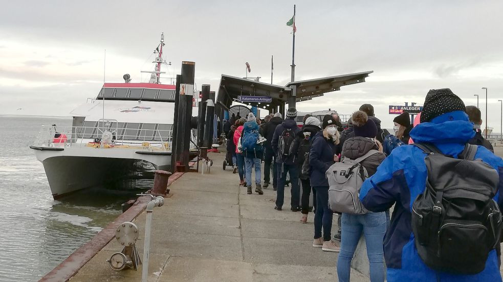 Auch in der ersten Novemberwoche nutzten einige Inselgäste den Katamaran der AG Ems, um von Borkum nach Emden überzusetzen. Foto: Kraft